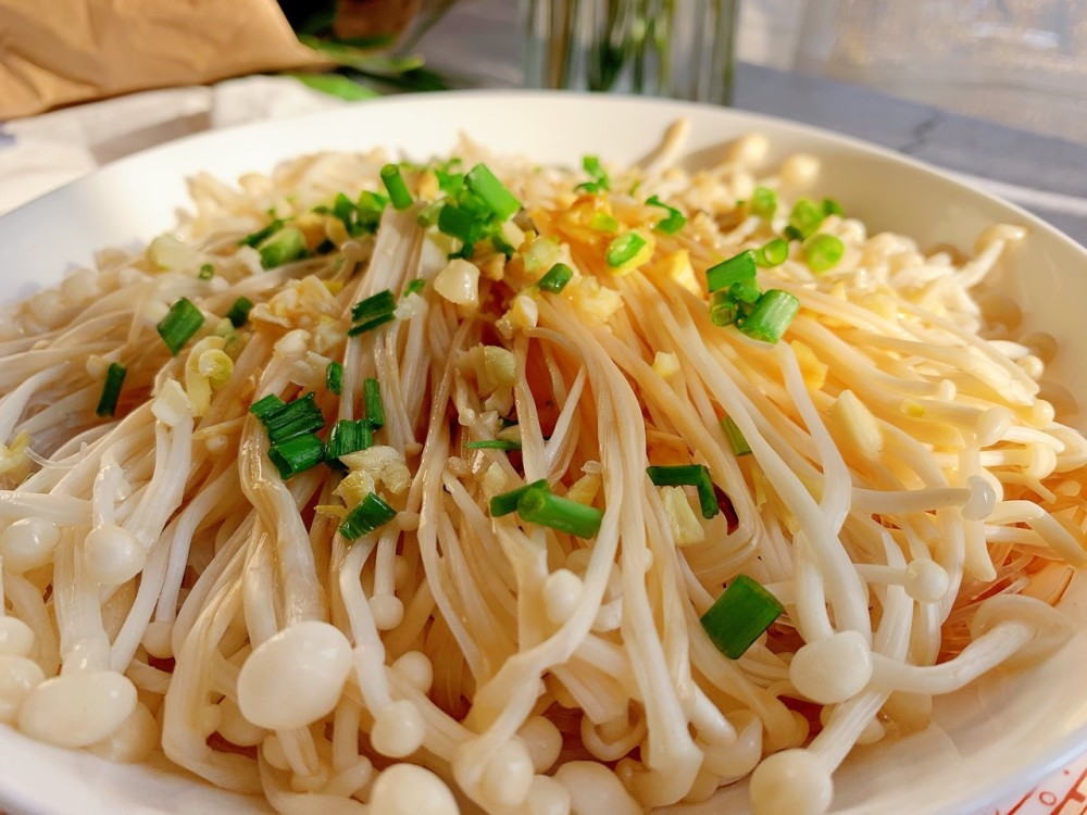 蒜蓉粉丝金针菇,简单方便,上锅随手一蒸,轻松做成快手家常菜