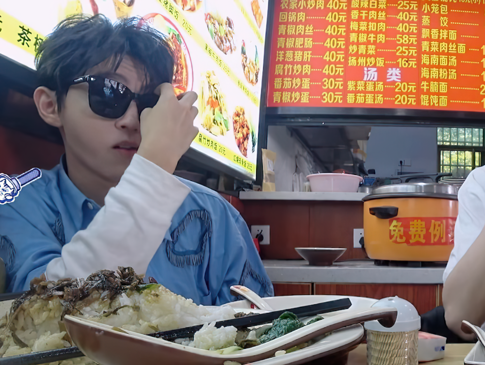 王俊凯吃饭时被宰店家疑似临时调菜价结账时的账单让几人都懵了