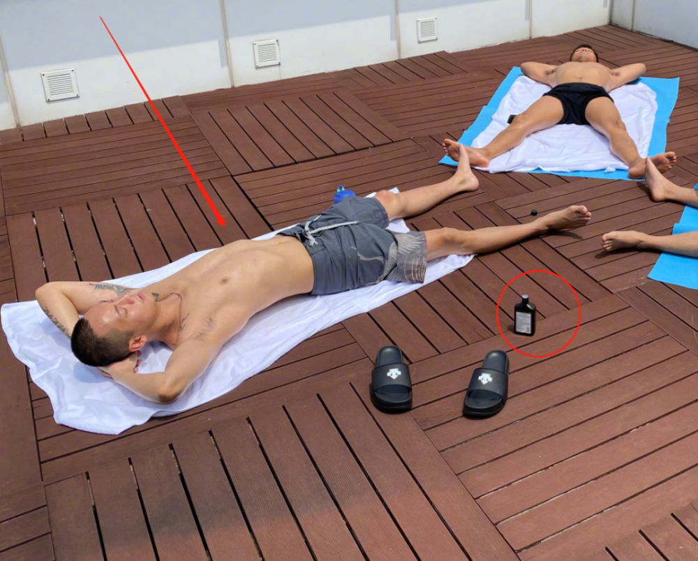 仔细看,还能看到陈伟霆的腹肌突起,旁边放了一瓶类似太阳油之类的东西