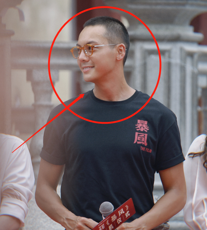 陈伟霆新片暴风开机留寸头男人味十足肤色黝黑却难掩帅气