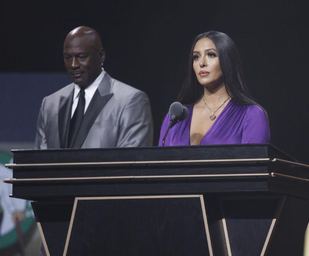 瓦妮莎现身名人堂一身紫裙气质十足身材发福明显