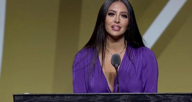 瓦妮莎现身名人堂一身紫裙气质十足身材发福明显