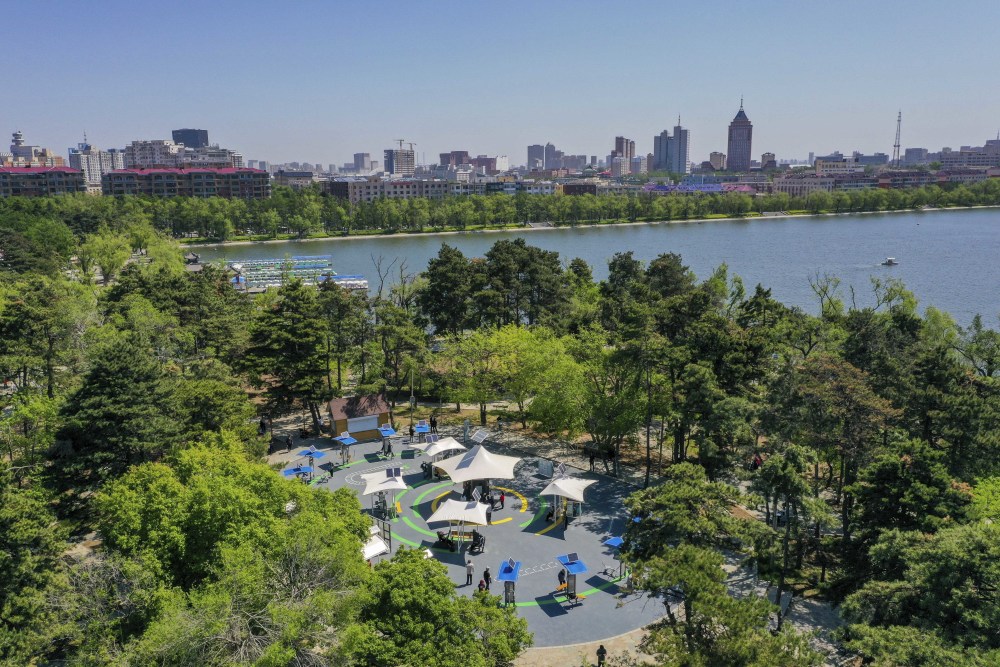 新華社記者張楠攝圖為無人機拍攝的長春市南湖公園湖心島室外智能健身