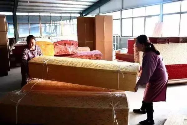 泡桐木恰恰非常便于用于来做棺材,这样的棺材重量轻,易燃,不易变形,是