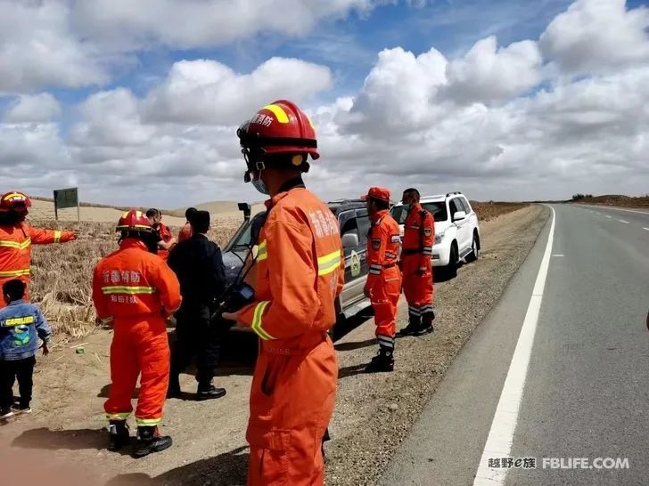 新疆一男子仅带一瓶水进沙漠,被困三天越野e族救援队实施搜救