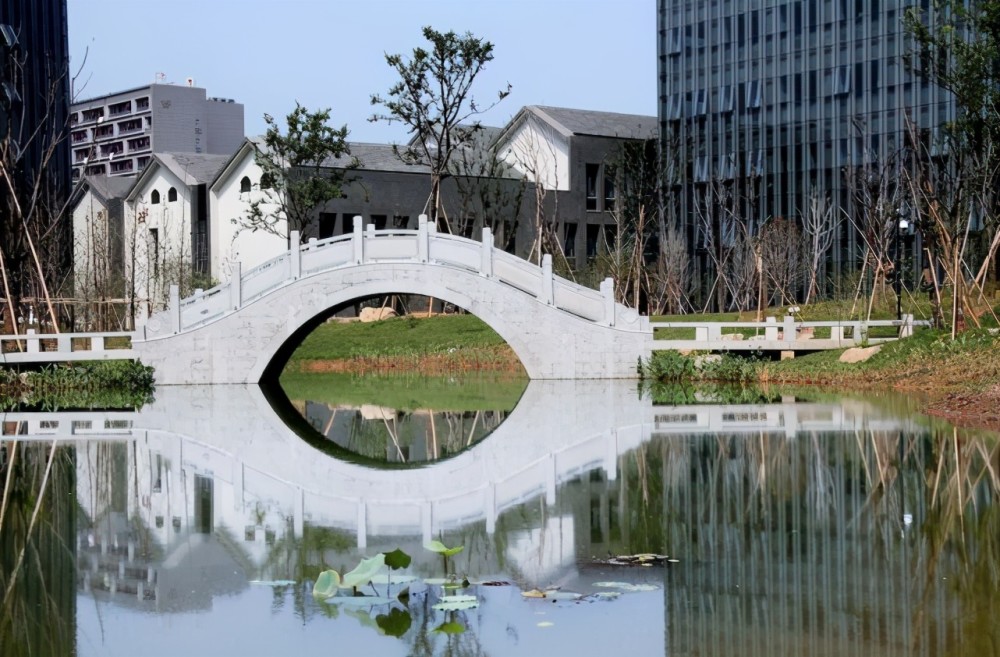 湖畔大学官微改名这所学校与其关系密切并把他建在了自己身边