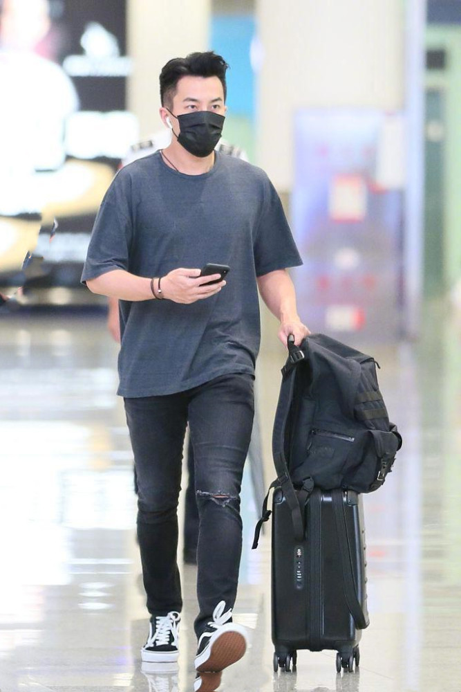 刘恺威还真自信,五分比例穿紧身裤不像1米78,但健壮身材太加分_腾讯