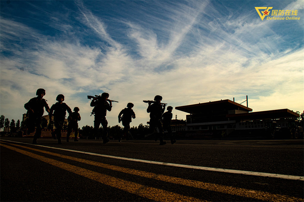 一组剪影带你领略特战队员的迷彩青春