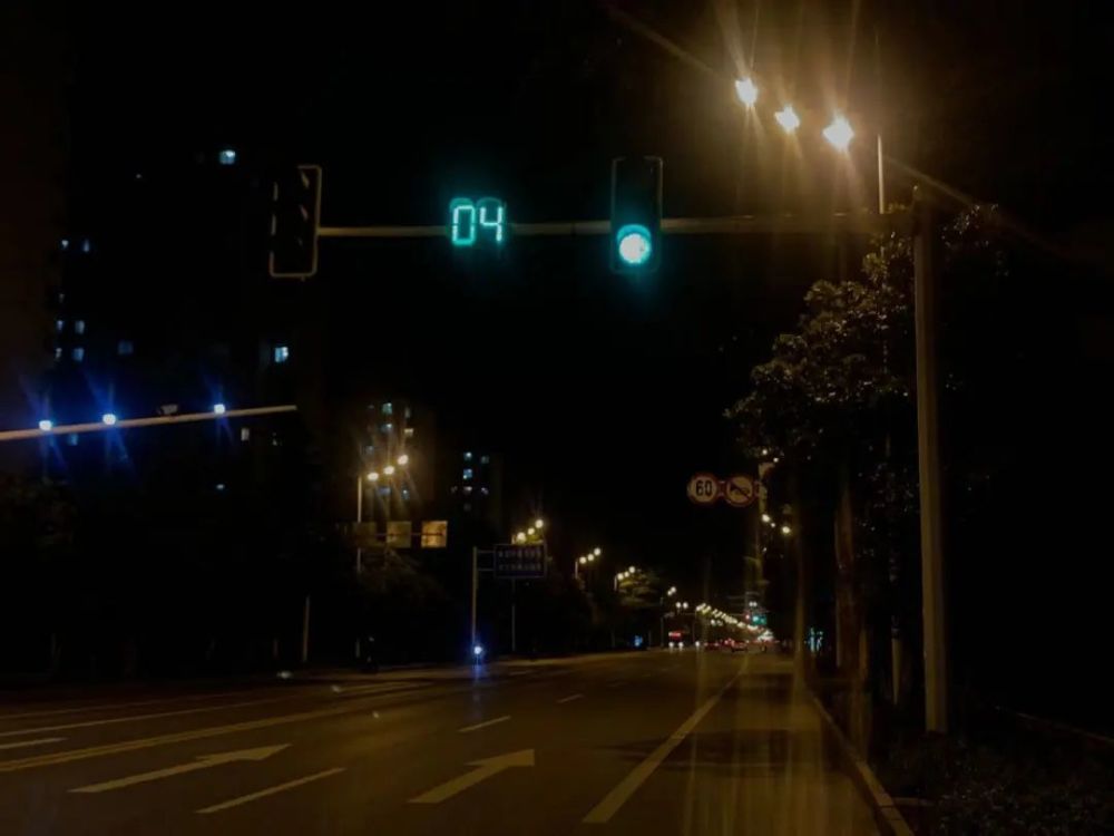 镇江6个路口的红路灯将启用夜晚模式