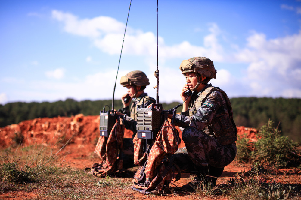 飒戳图看通信女兵日常训练