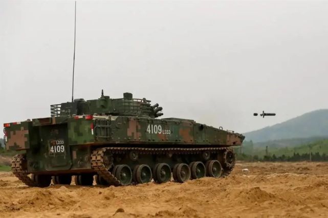 东部战区04a步战车炮射导弹实射画面曝光数公里外目标被精准摧毁