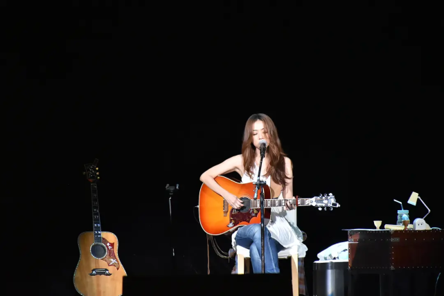 吉他是她舞台上的标配,从公司签约的唱作人到成为独立音乐人,陈绮贞出