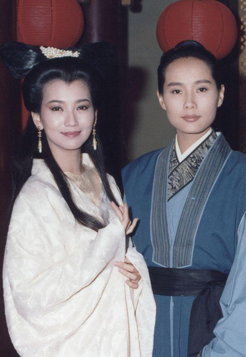 58岁许仙叶童近照曝光!漫步海边身材消瘦,滤镜难掩眼袋老态明显