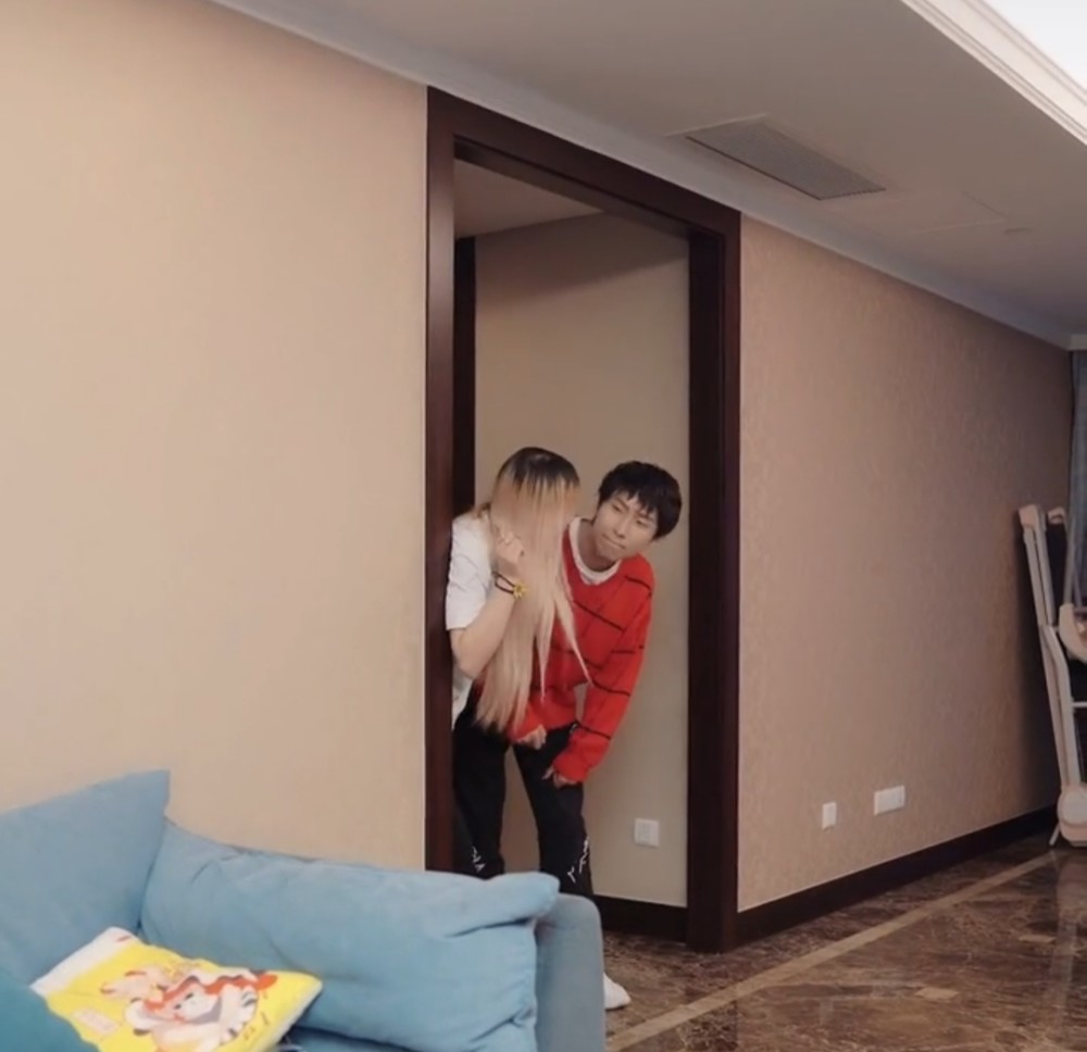 郝一点彻底放飞自我,身材走形小肚子凸出很明显,网友怀疑林锡要当爸了