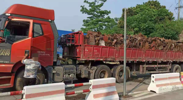 执法一大队,在下白石收费站入口处开展联合执法行动,发现货车存在"滴