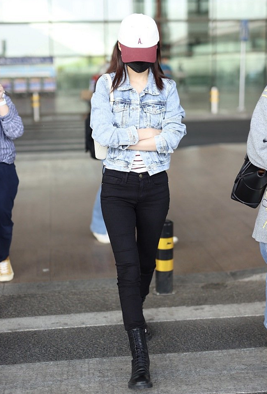 李沁真自信穿牛仔外套配黑色牛仔裤随性简约气质不输00后