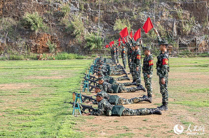 武警广西总队青春上膛新兵打响军旅第一枪