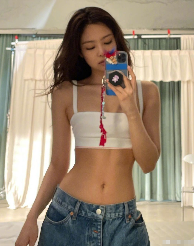 jennie露腰照曝光细腰和大长腿抢镜躺在床上摆拍大秀好身材