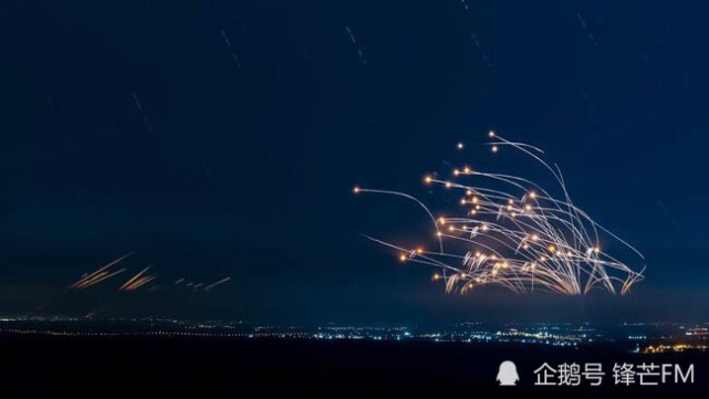 以色列上空上演的"导弹烟花"表演