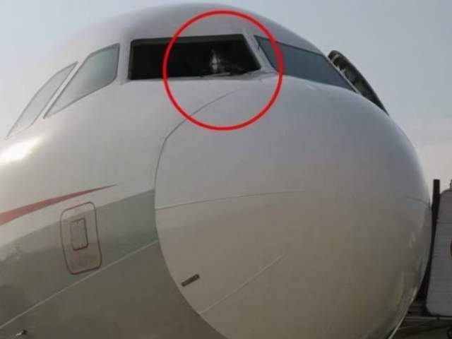 四川8633川航风挡玻璃爆裂副驾驶被吸出窗外原因让人深思