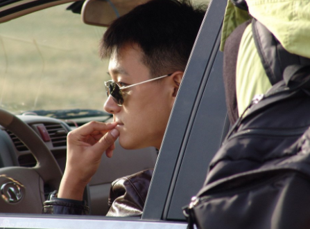 毕业后娶自己的老师,结婚十三年零绯闻,座驾也很低调