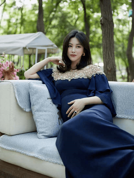 朱珠晒6个月孕肚照穿高定礼服自侃是灵活胖子