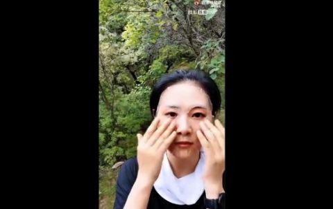 李慧珍出新招敷面膜爬山运动防晒补水三不误