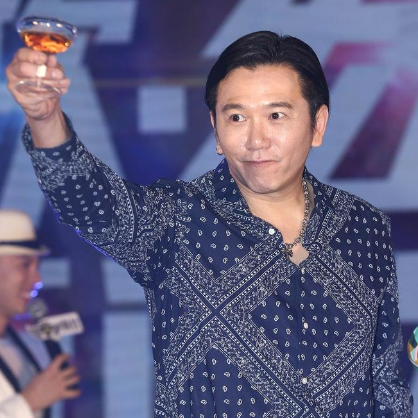 温兆伦从浪子变暖男?同框小20岁娇妻,主动索吻