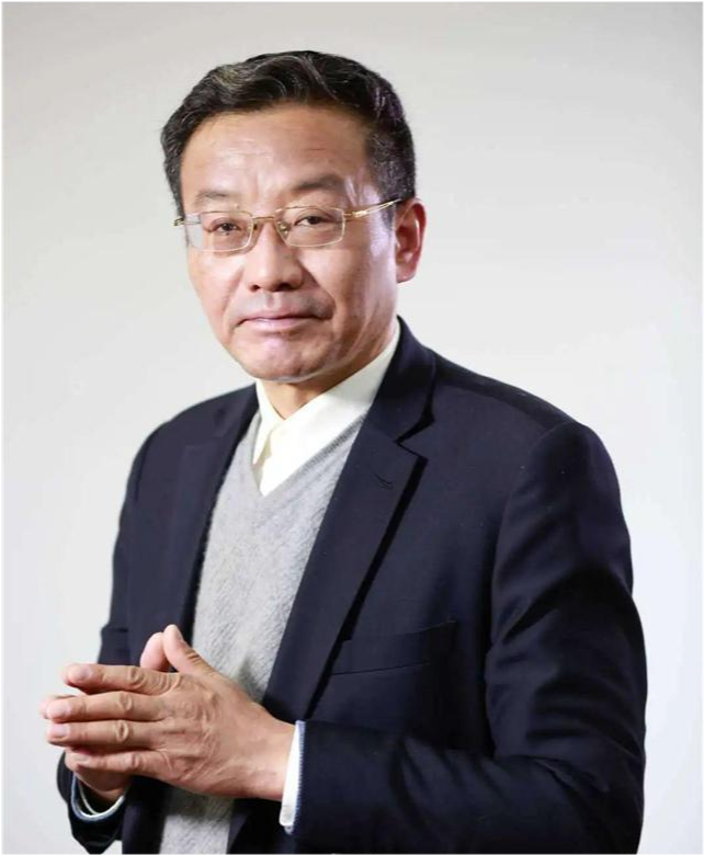 复旦教授王德峰上课香烟一支接一支为何学校和学生不介意