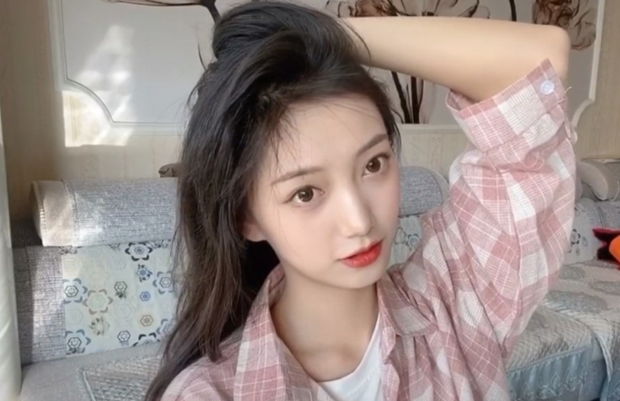 青岛大学举牌校花素颜如何网友翻出1年前照片是真的漂亮