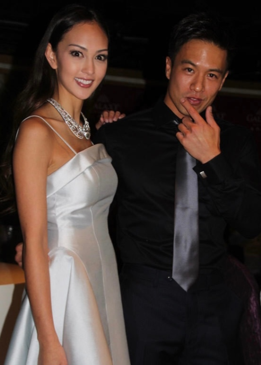 安志杰庆44岁生日和小11岁娇妻当娃的面接吻一双儿女颜值高