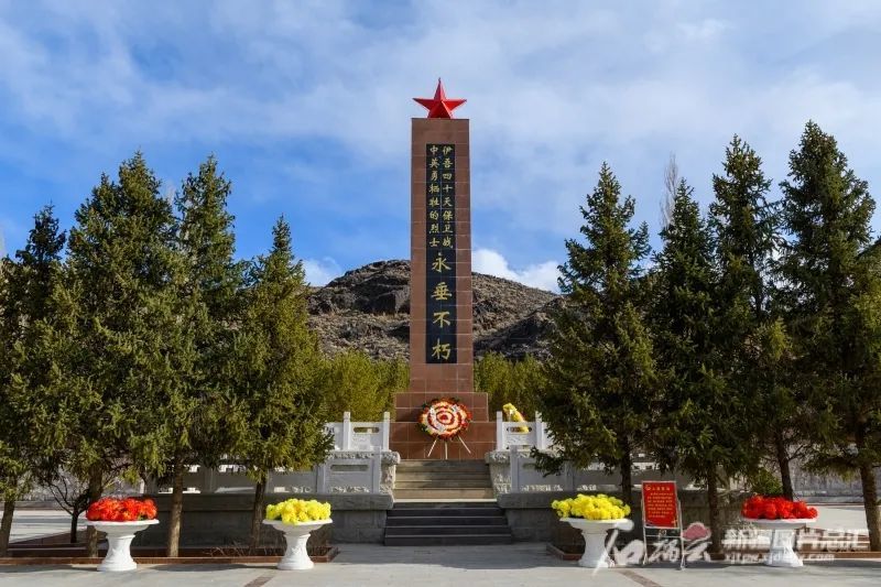 在伊吾县烈士陵园,正门两侧石柱镌刻的这副对联,是胡青山及二连指战员
