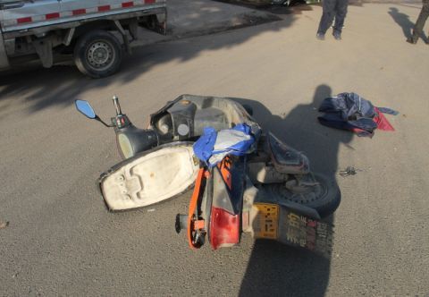 惊魂一幕!男子骑电动车被撞飞,空中翻转360度后落地_腾讯新闻