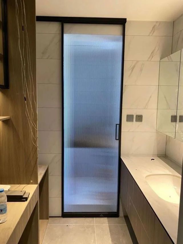 移门如果不能做吊轨,卫生间地面要设置下轨,但卫生间潮气较大,容易