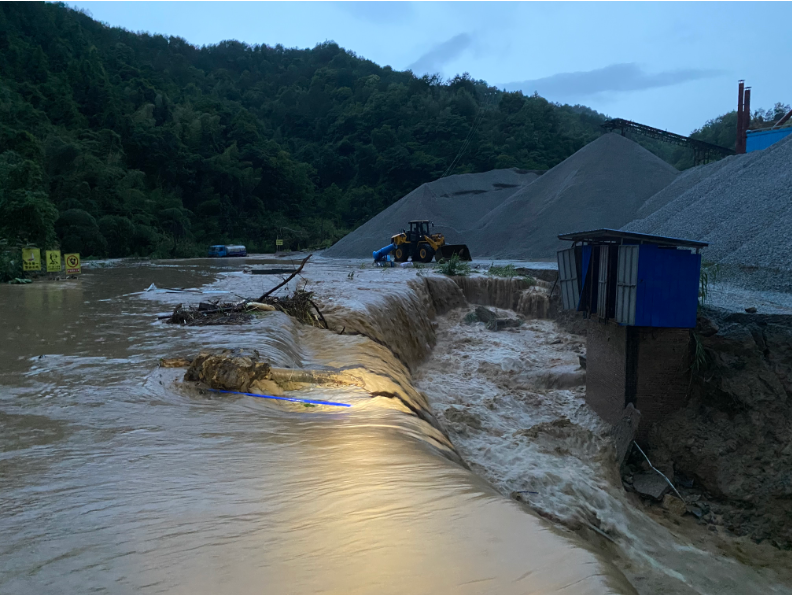昨日凌晨3时54分许,雄州消防救援站接到报警称,南雄市全安镇乐富石厂