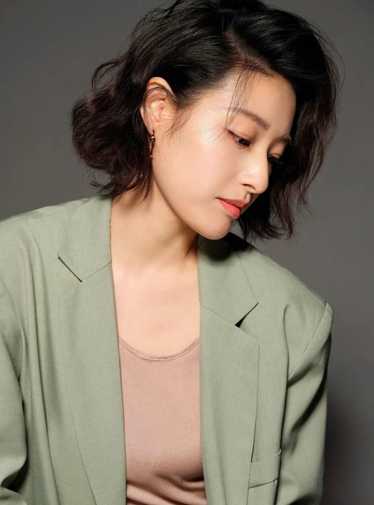 郎月婷西装写真释出新剧江照黎明正在热拍