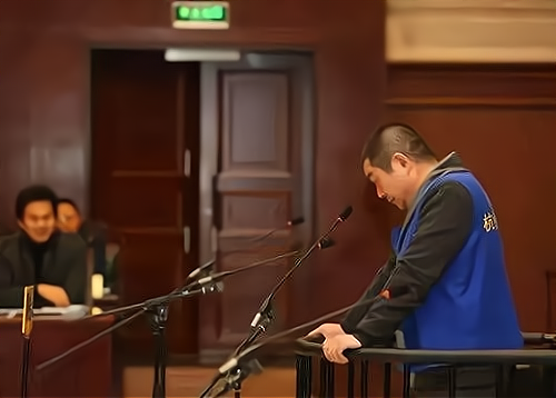 他欠下五千万无力偿还,被关进铁笼沉水库,警察打捞了两年才找到