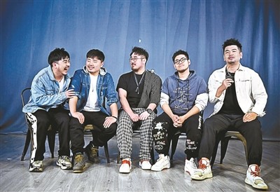 近日,熊猫堂带着全新单曲《以梦为马》做客北京青年