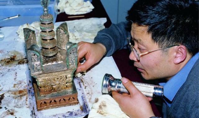 19年前挖掘雷峰塔,从金盒子里爬出一只白色蜈蚣,真相是怎样?