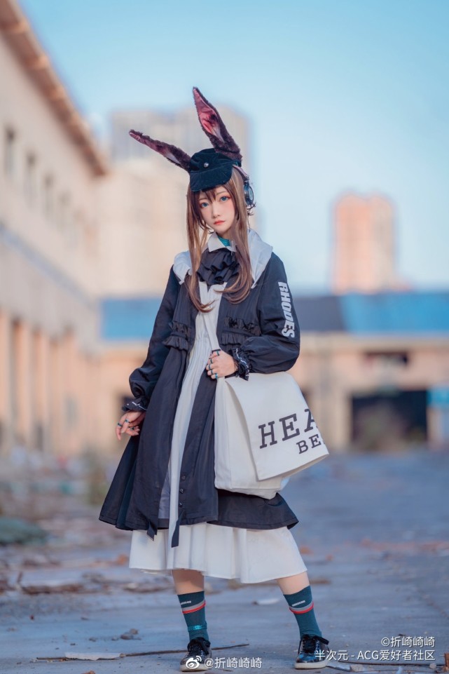 cos正片明日方舟阿米娅报童