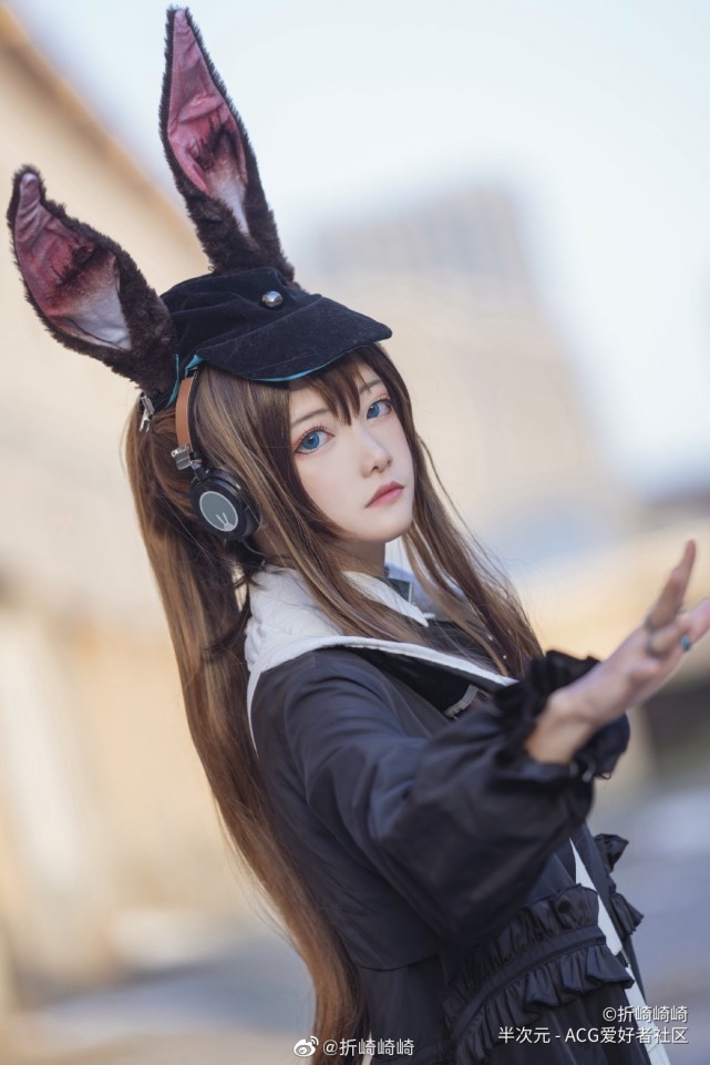 cos正片明日方舟阿米娅报童