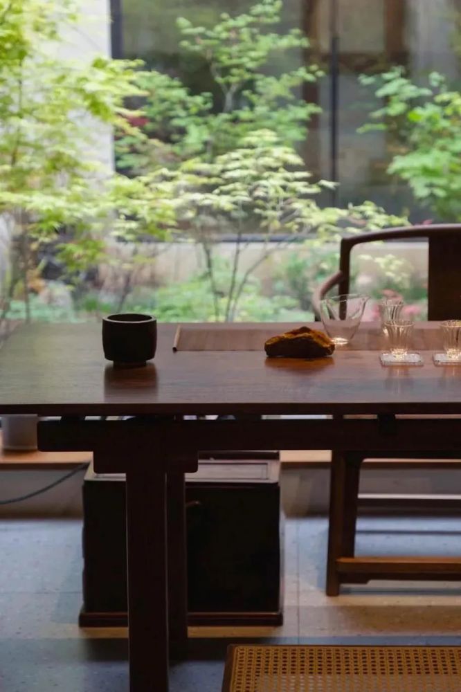 静坐将茶试,闲适把书翻