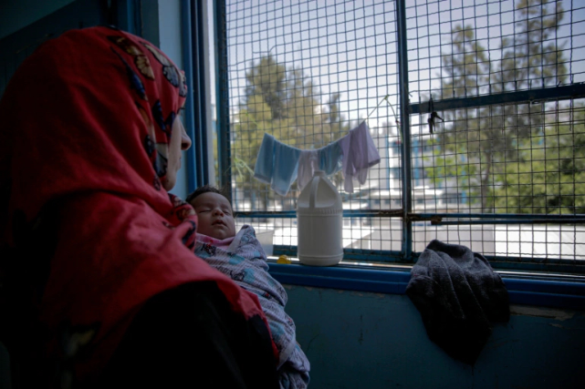 加沙地带至少38万巴勒斯坦人流离失所他们求助需要食物