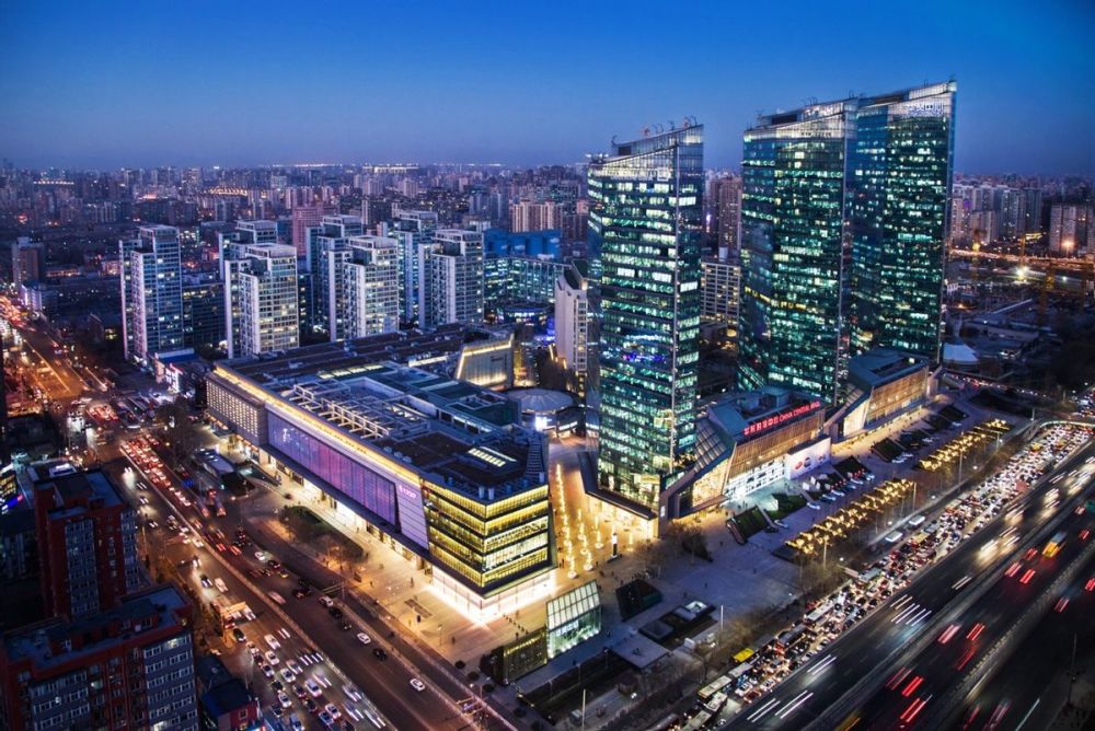 汽车行业所青睐,400平方米开阔的华贸中心广场轻松容纳大型装置的搭建