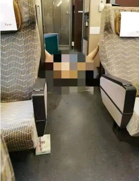 女子高铁上公然殴打列车长,当众脱掉衣服叉腿拦截过道_腾讯新闻