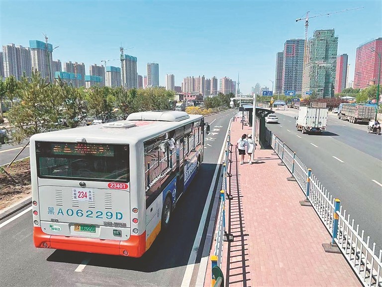 哈尔滨市三条公交快速廊道投用记者体验快捷出行