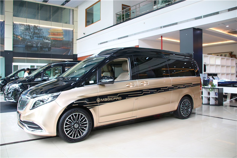 最新奔驰7座保姆车帅气设计,2.