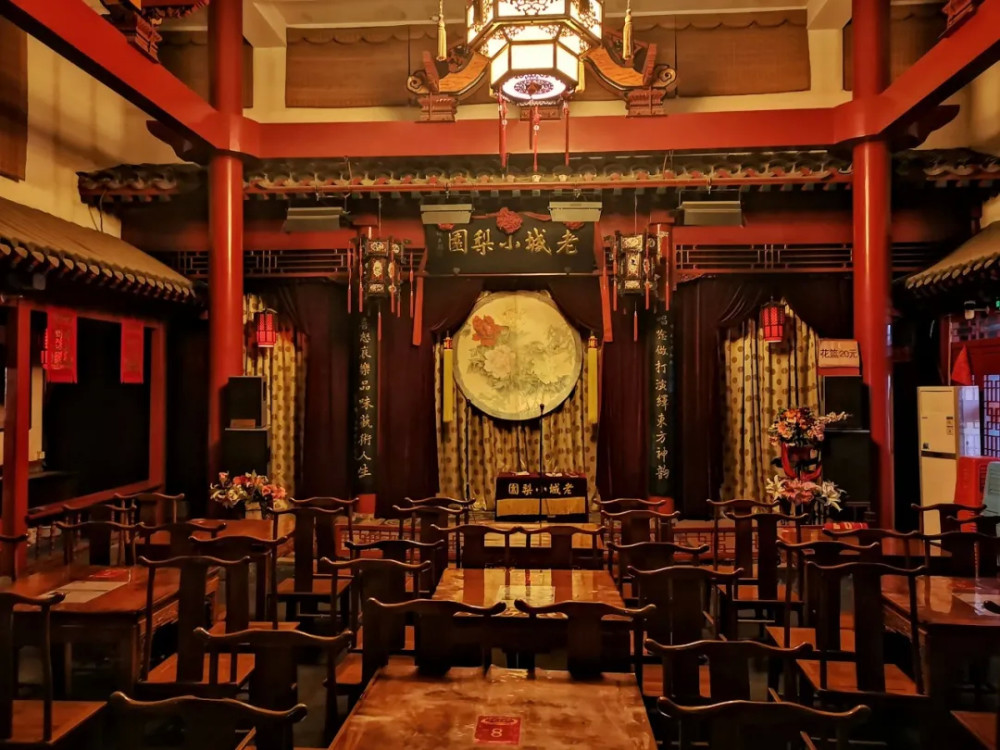 除了德云社 天津有一定规模的相声茶馆 不下十几家 演员穿着长袍马褂