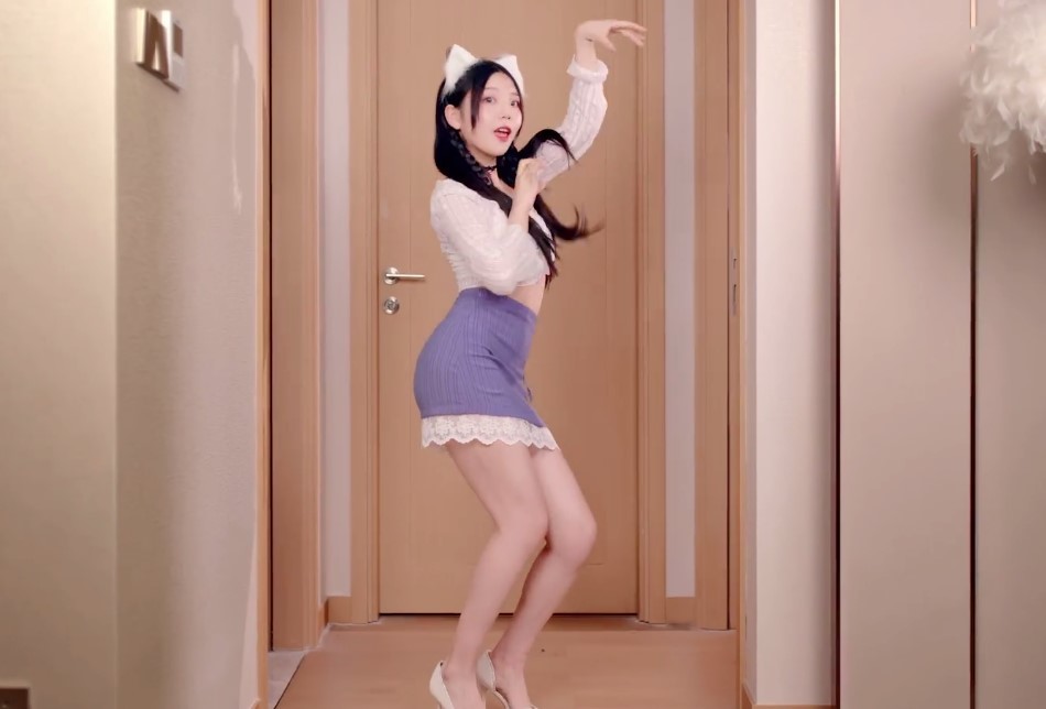 舞娘欣小萌猫系风格撞脸咬人猫门把手暴露身高可能只有一米五