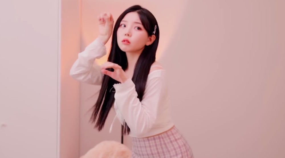 舞娘欣小萌猫系风格撞脸咬人猫门把手暴露身高可能只有一米五